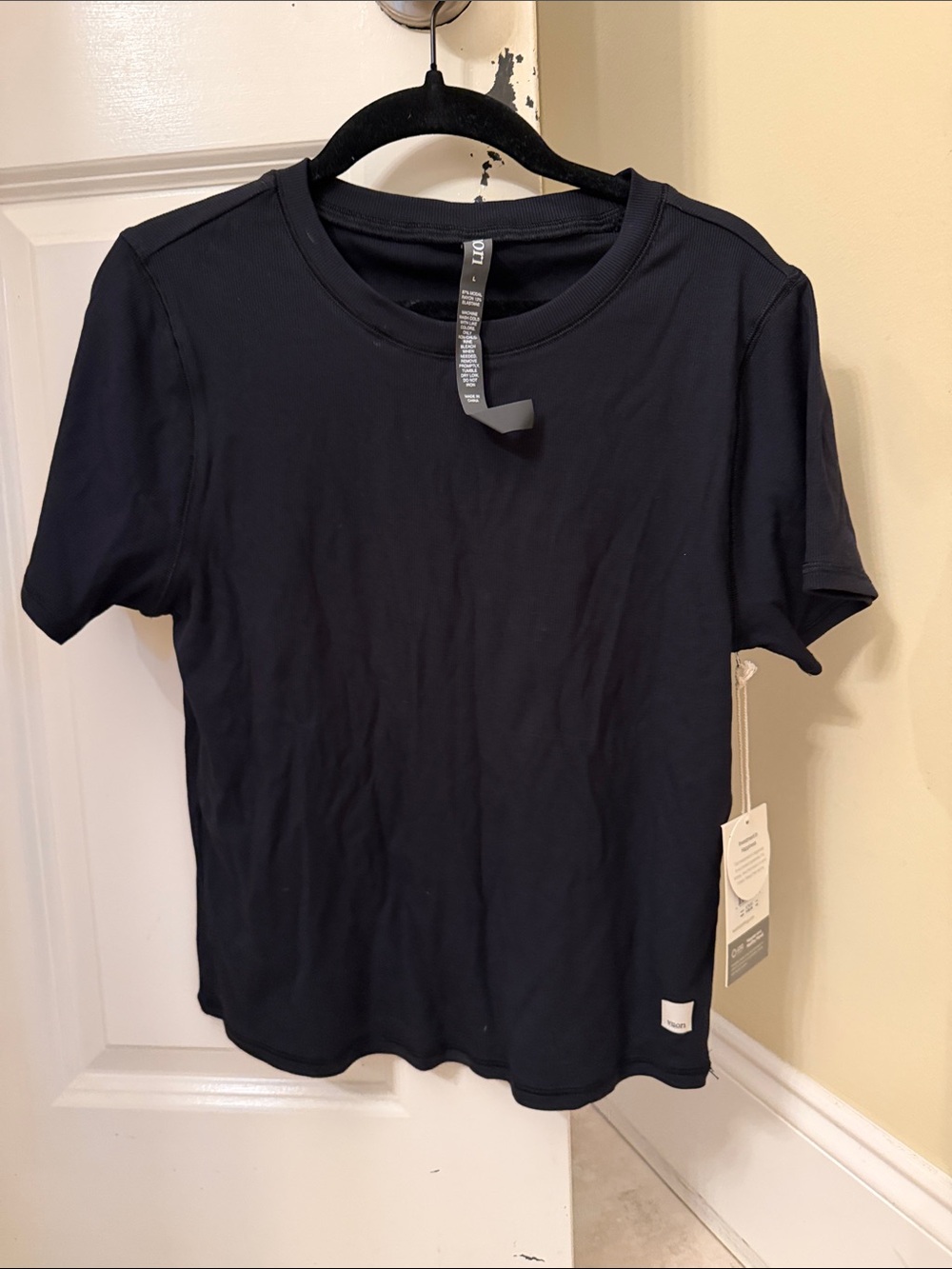 Vuori Black Pose Fitted Tee